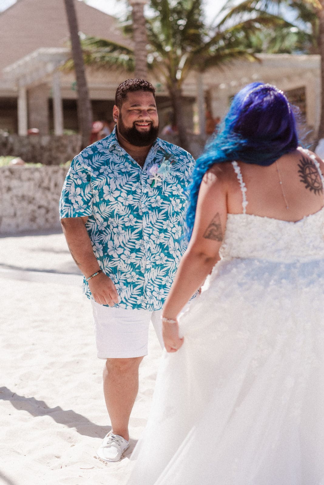 first-look-groom-and-bride-on-beach-photo-by-suess-moments