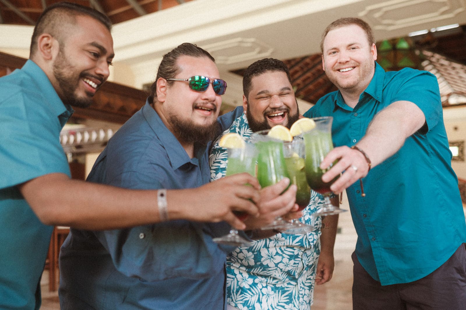 groomsmen-photo-cheersing-by-suess-moments