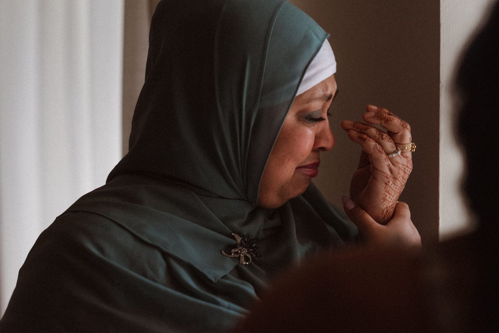 crying-mother-on-wedding-day-by-suess-moments-photography