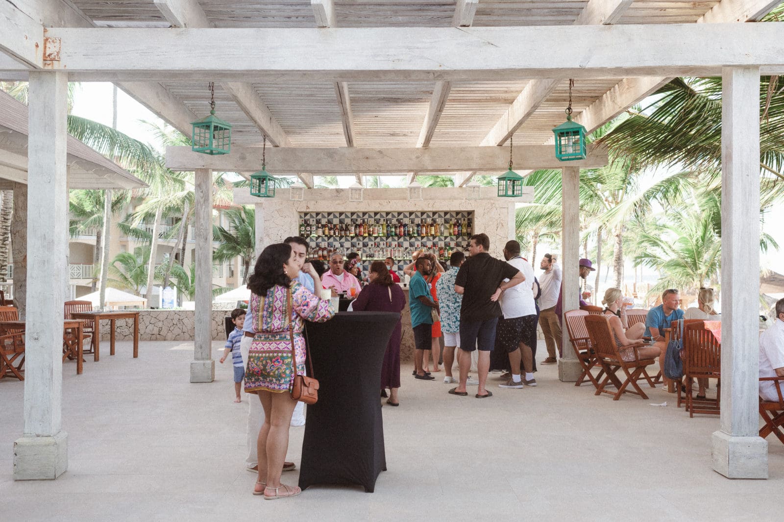 cocktail-hour-at-majestic-elegance-wedding-beach-cocktail-hour-by-suessmoments