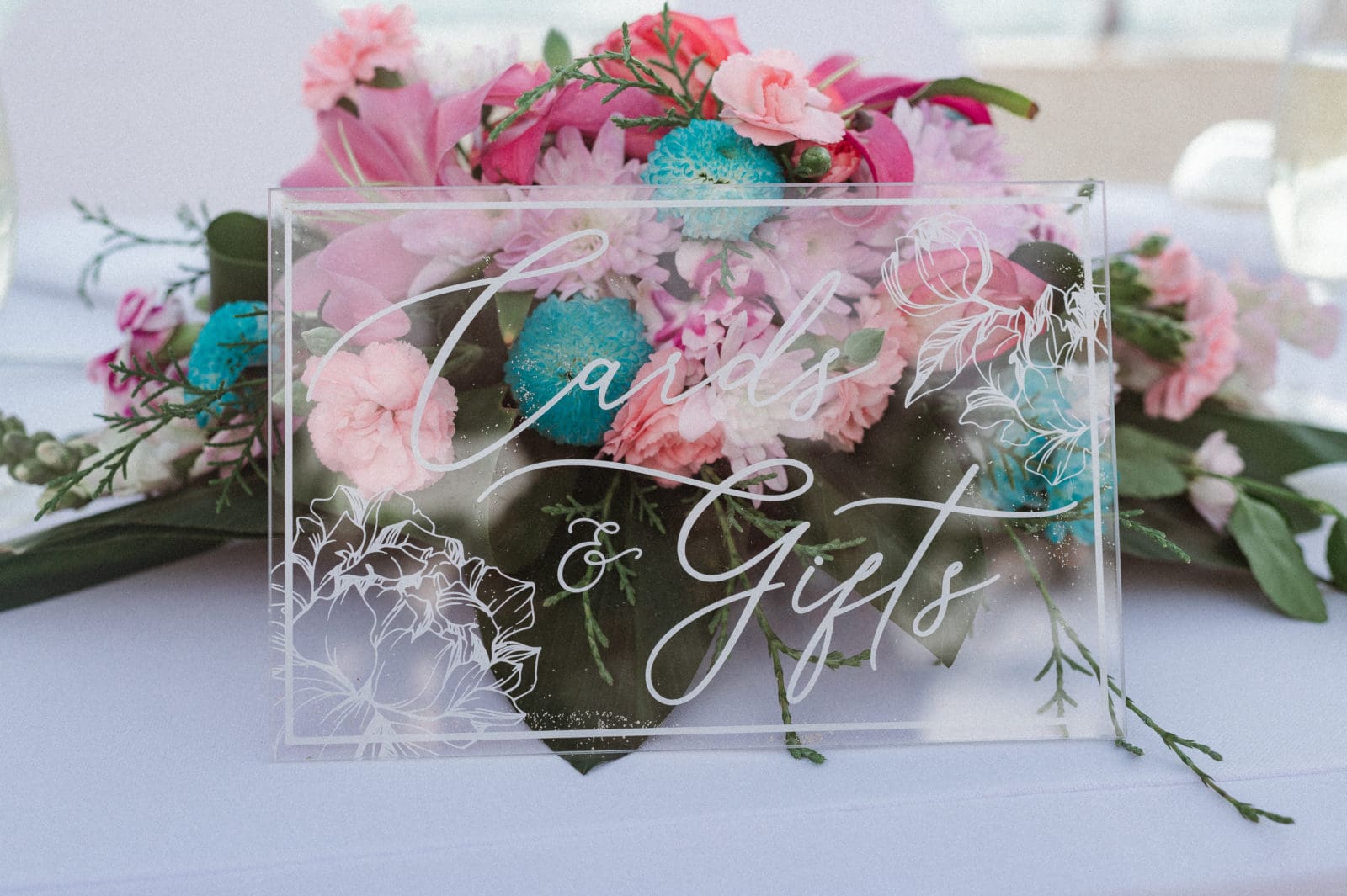 cards-and-gifts-sign-for-wedding-decor-on-beach