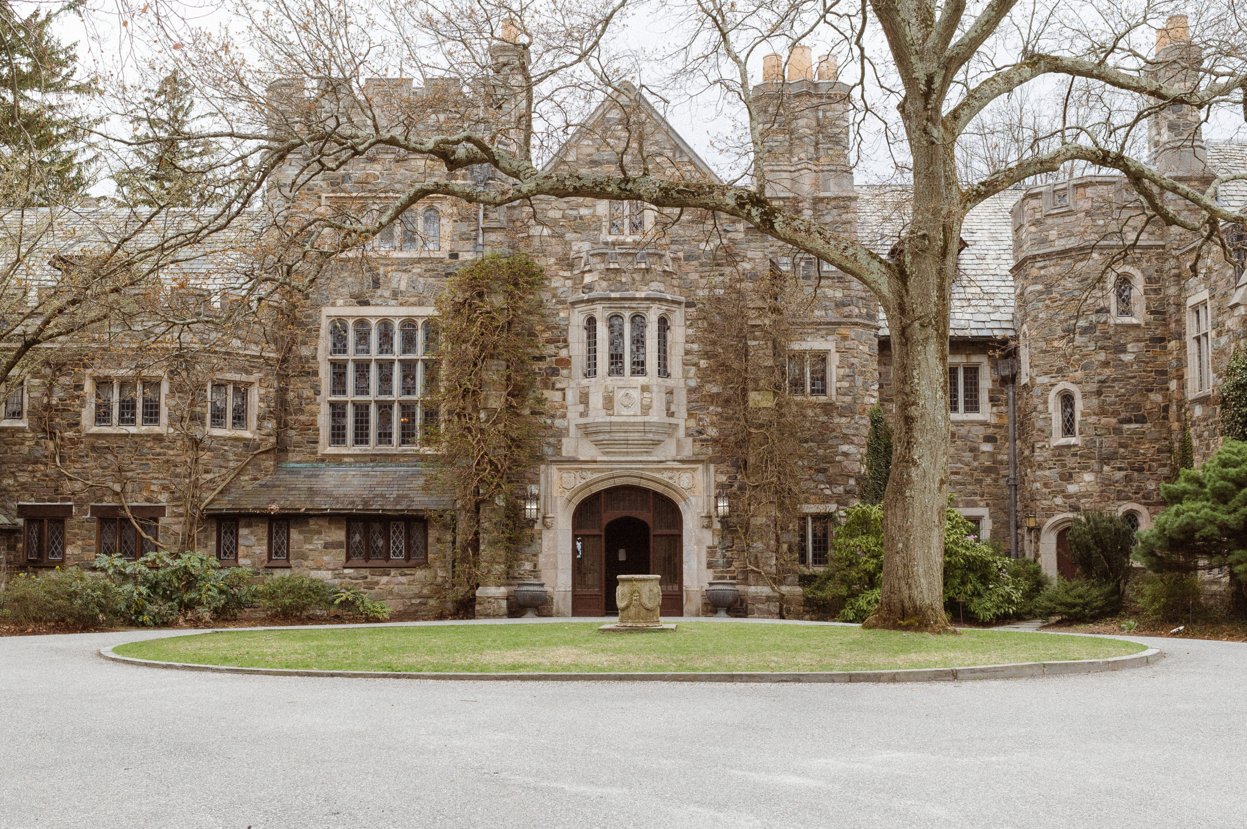 castle-at-skylands-manor-nj-botanical-gardens-spring-engagement-photos-suess-moments