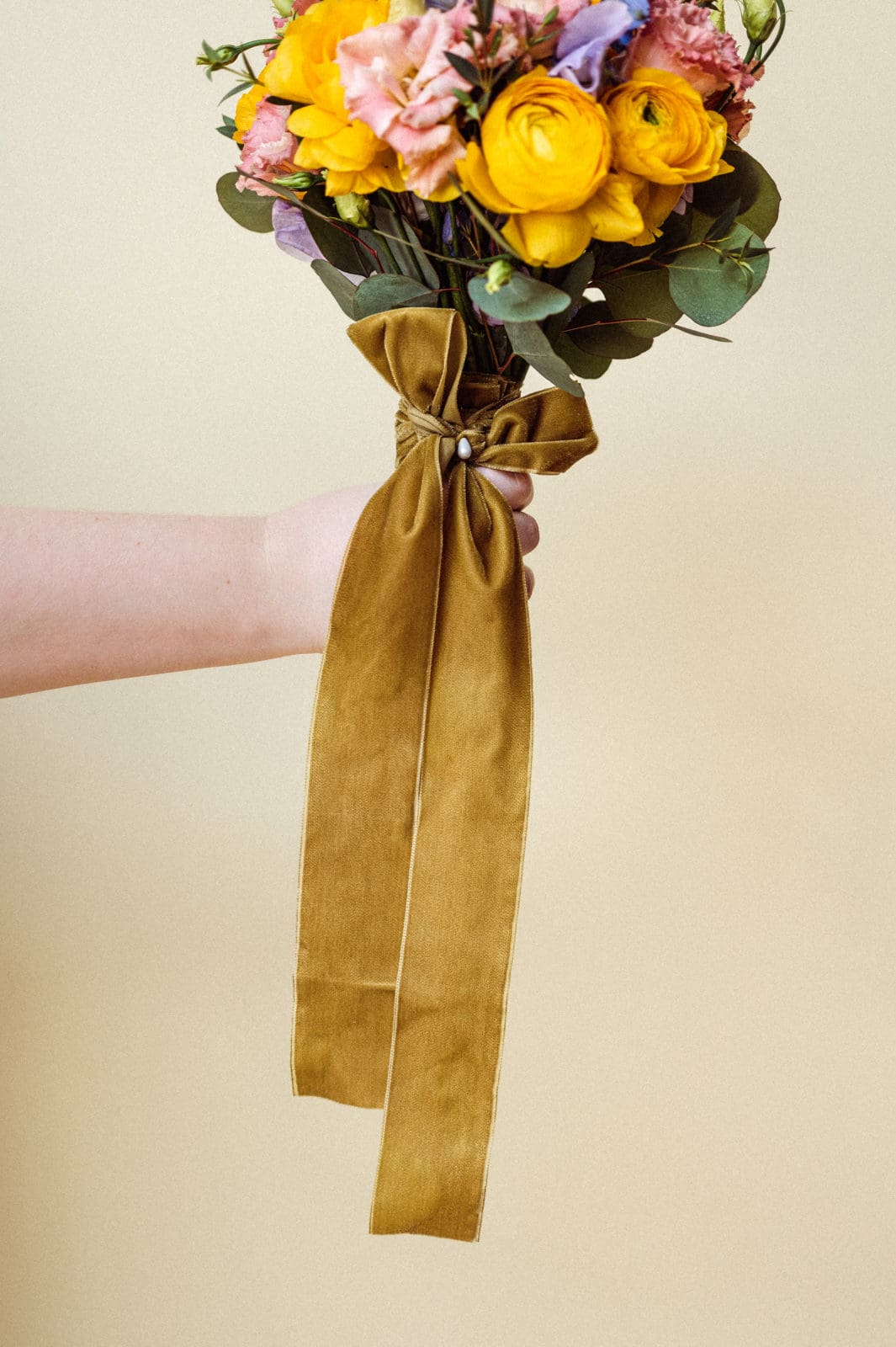 vintage-wedding-bouquet-green-ribbon