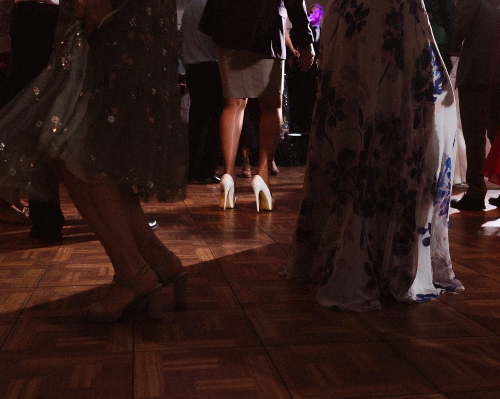 purple-blue-vibrant-wedding-photos-monteverde-at-oldstone-ny-suess-moments-photography