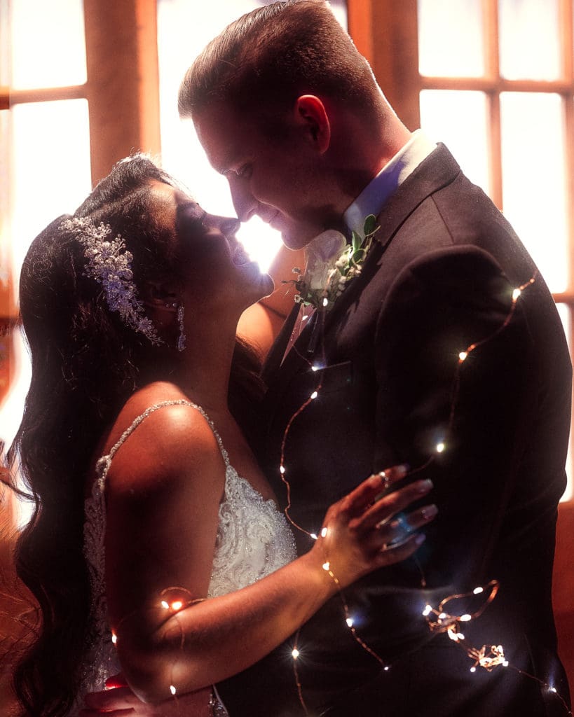 backlit-fairylight-dreamy-wedding-photo-at-night-suess-moments