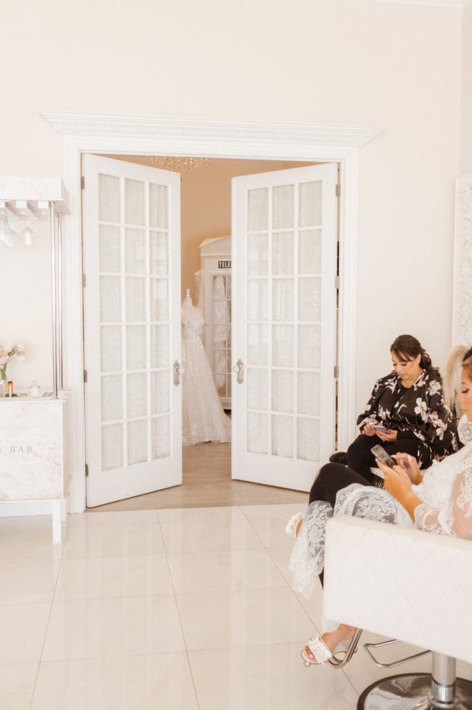 the-beauty-suite-ny-staten-island-wedding-photos-of-bride-prep-by-suess-moments-photographer-new-jersey