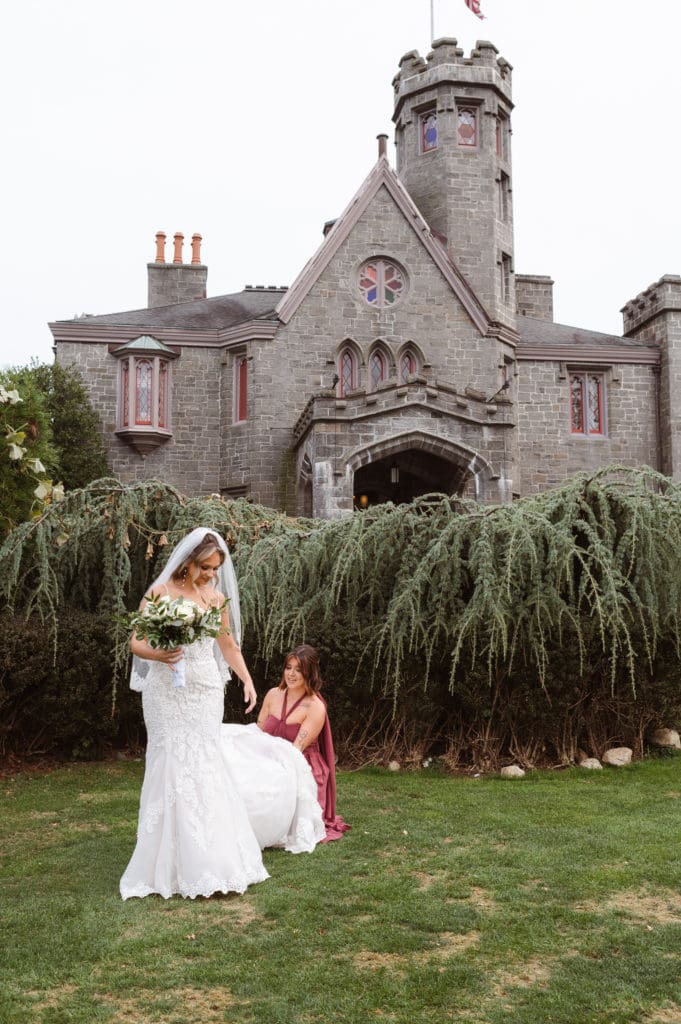 new-york-castle-wedding-at-whitby-castle-outdoor-ceremomy-photos-by-suess-moments