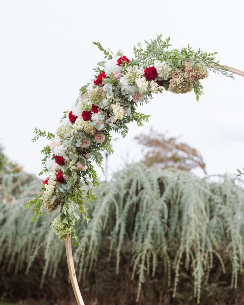 outdoor-wedding-ceremony-at-whitby-castle-rye-new-york-photos-by-suess-moments-photographer