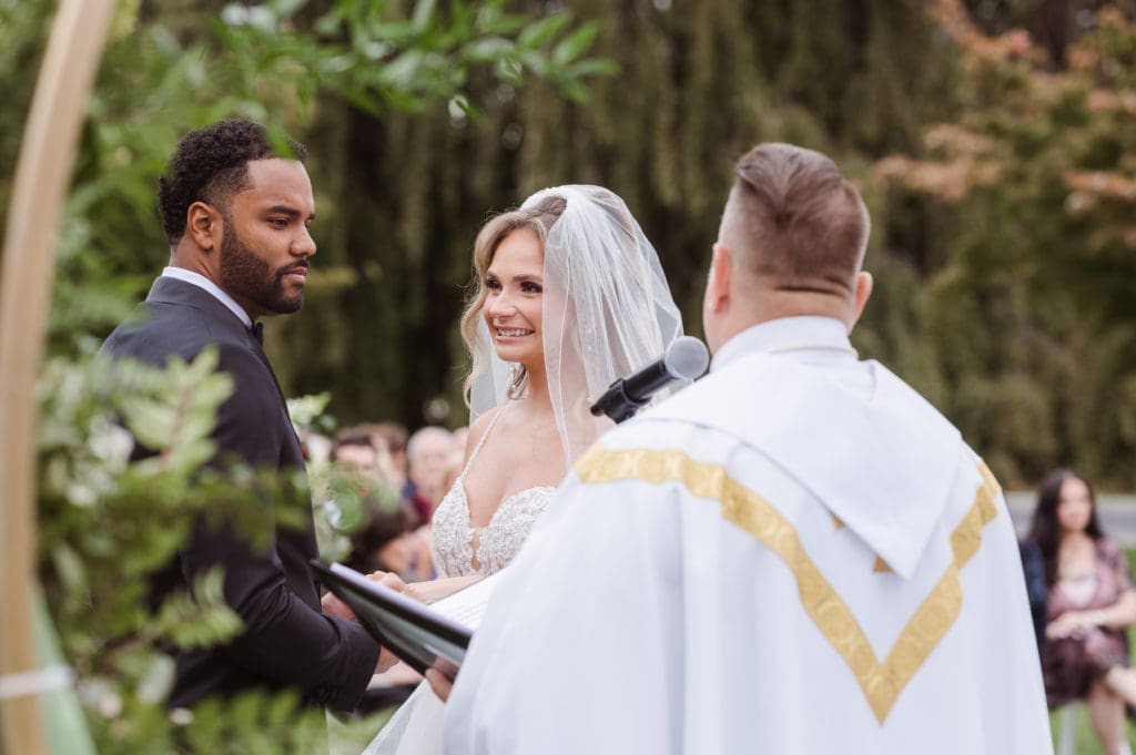 outdoor-wedding-ceremony-at-whitby-castle-rye-new-york-photos-by-suess-moments-photographer