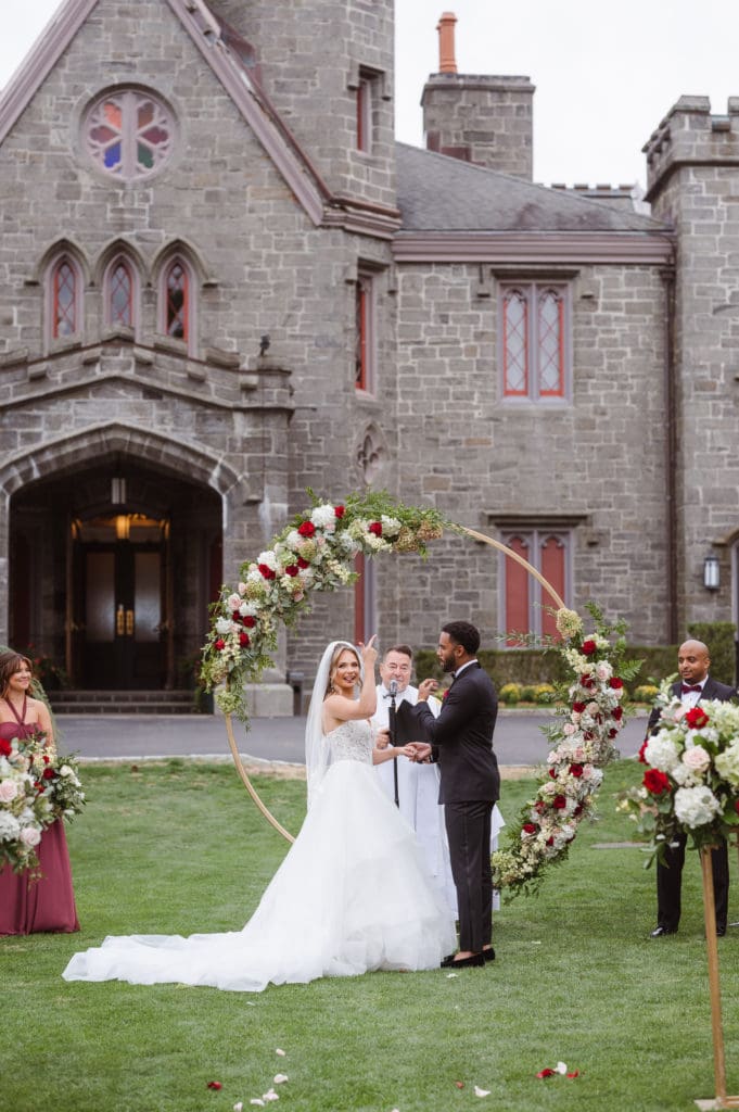 outdoor-wedding-ceremony-at-whitby-castle-rye-new-york-photos-by-suess-moments-photographer