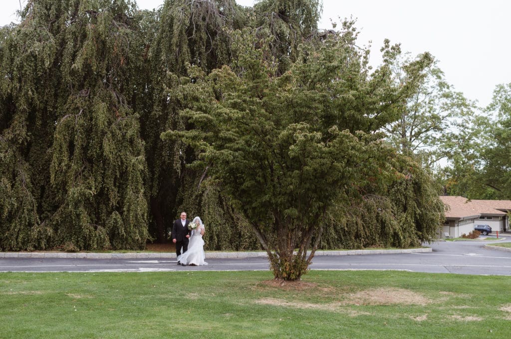 outdoor-wedding-ceremony-at-whitby-castle-rye-new-york-photos-by-suess-moments-photographer