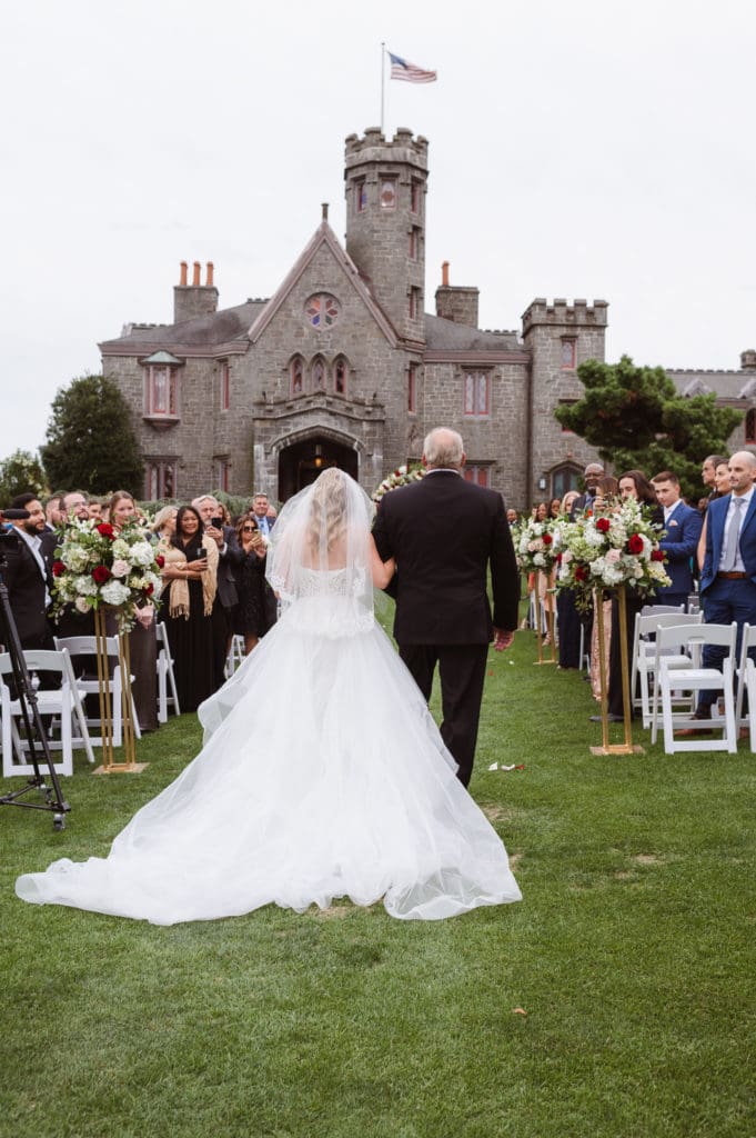 outdoor-wedding-ceremony-at-whitby-castle-rye-new-york-photos-by-suess-moments-photographer