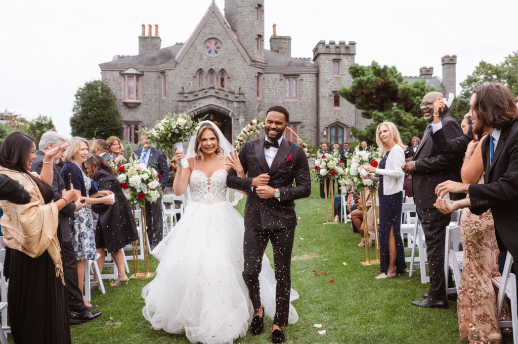 outdoor-wedding-ceremony-at-whitby-castle-rye-new-york-photos-by-suess-moments-photographer