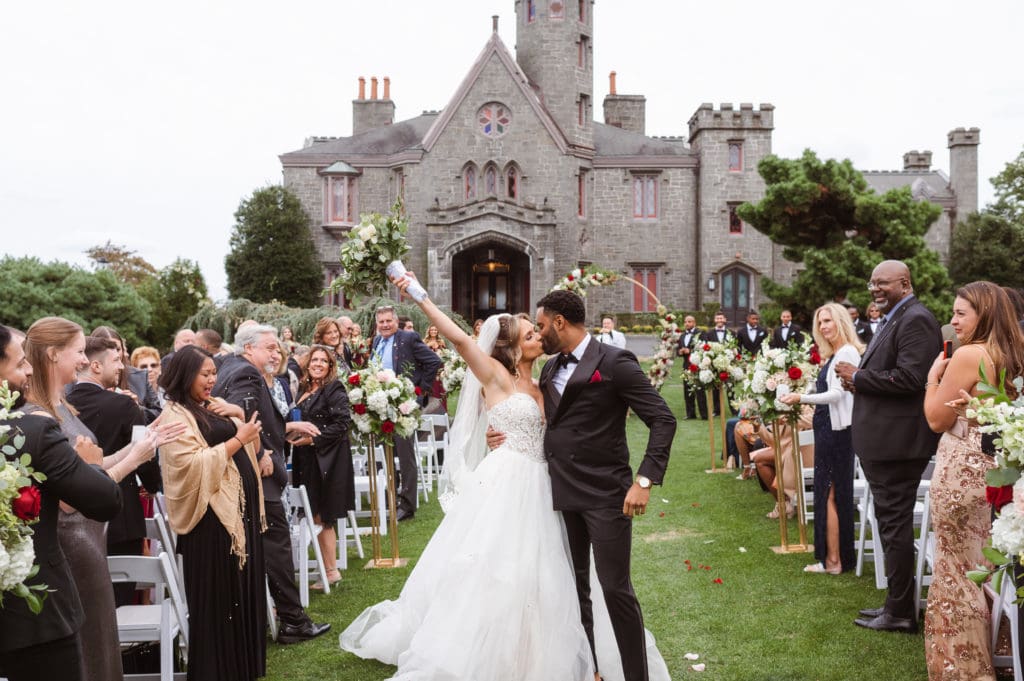 outdoor-wedding-ceremony-at-whitby-castle-rye-new-york-photos-by-suess-moments-photographer