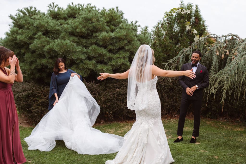 wedding-photographer-timeline-with-first-look-and-outfit-change