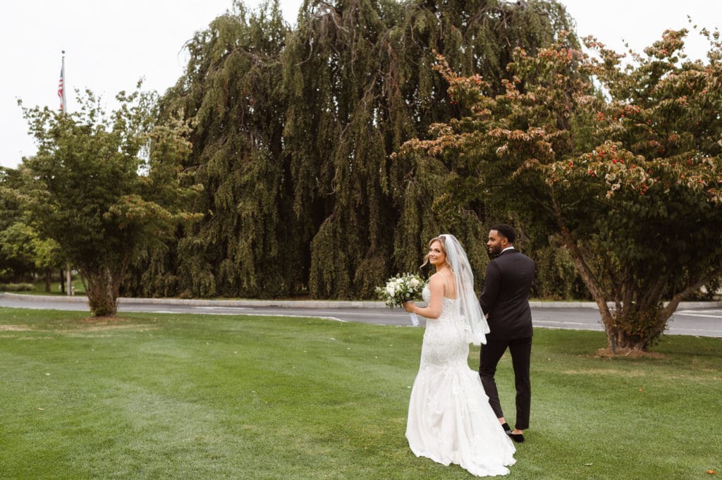 new-york-castle-wedding-at-whitby-castle-outdoor-ceremomy-photos-by-suess-moments