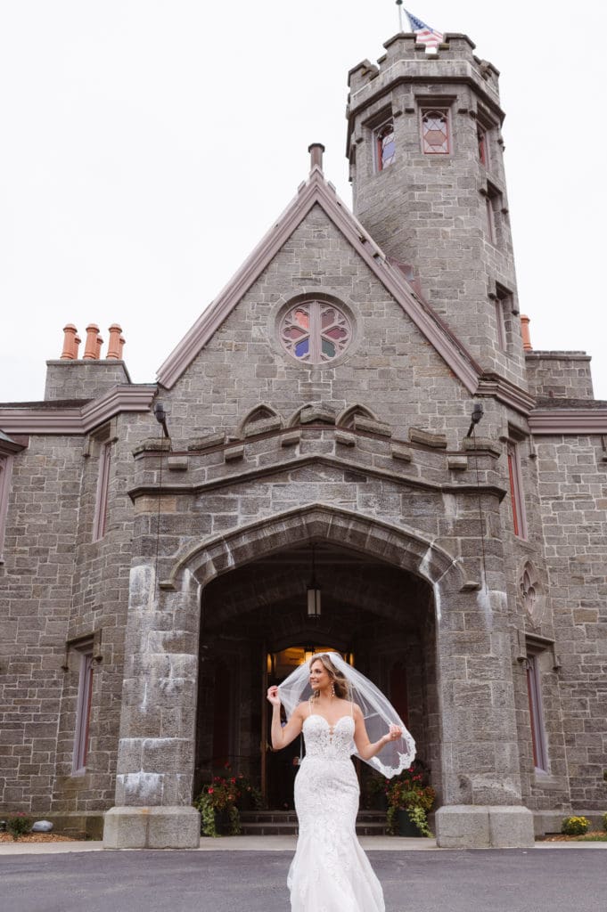 new-york-castle-wedding-at-whitby-castle-outdoor-ceremomy-photos-by-suess-moments