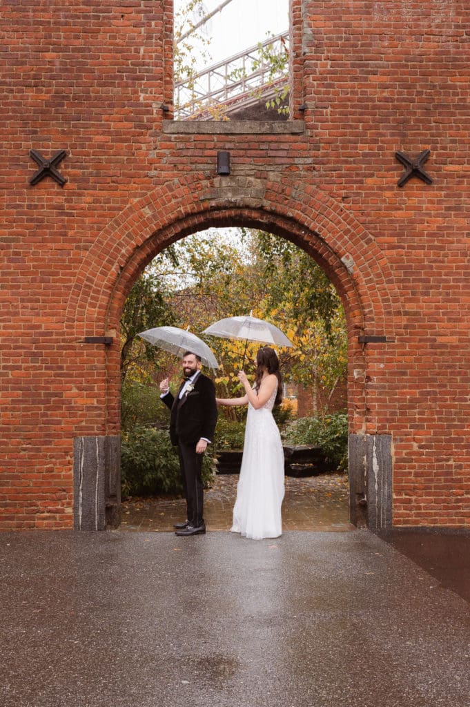 a-rainy-wedding-day-in-new-york-city-dumbo-by-suess-moments-photography
