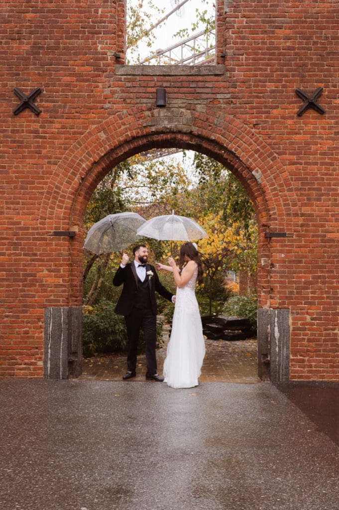 first-look-dumbo-brooklyn-new-york-city-wedding-in-the-rain
