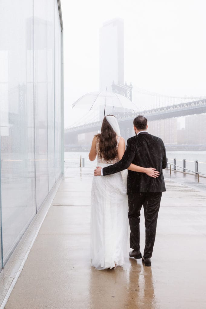 a-rainy-wedding-day-at-new-york-city-dumbo-brooklyn-by-suess-moments