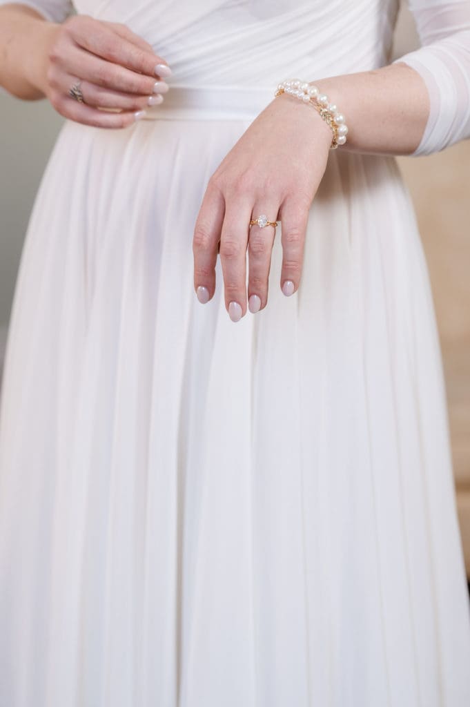bride-hand-photo-with-ring-suess-moments-wedding-photographer