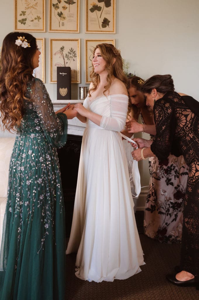 bride-and-bridesmaids-getting-ready-suess-moments-wedding-photographer