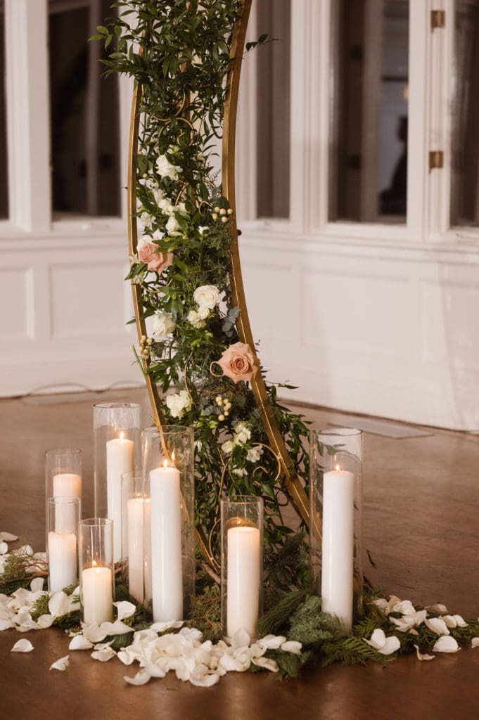 indoor-wedding-ceremony-at-the-whitby-castle-rye-new-york-by-suess-moments