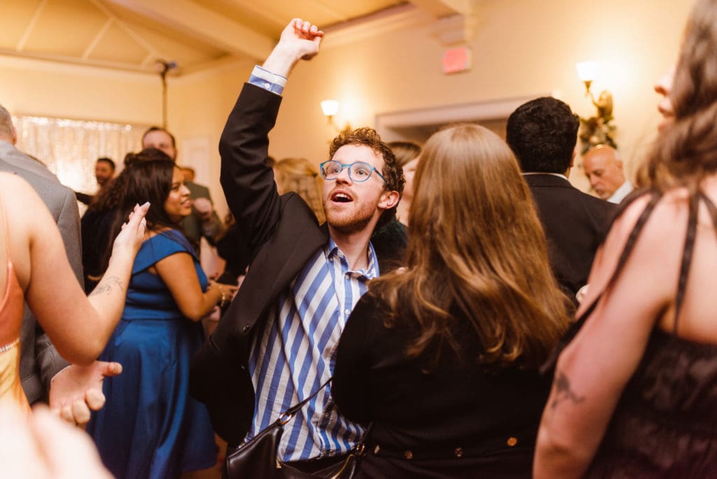 indoor-wedding-reception-at-the-whitby-castle-rye-new-york-by-suess-moments