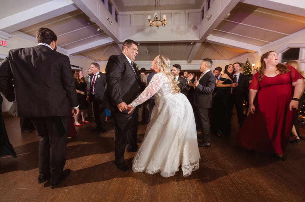 indoor-wedding-reception-at-the-whitby-castle-rye-new-york-by-suess-moments