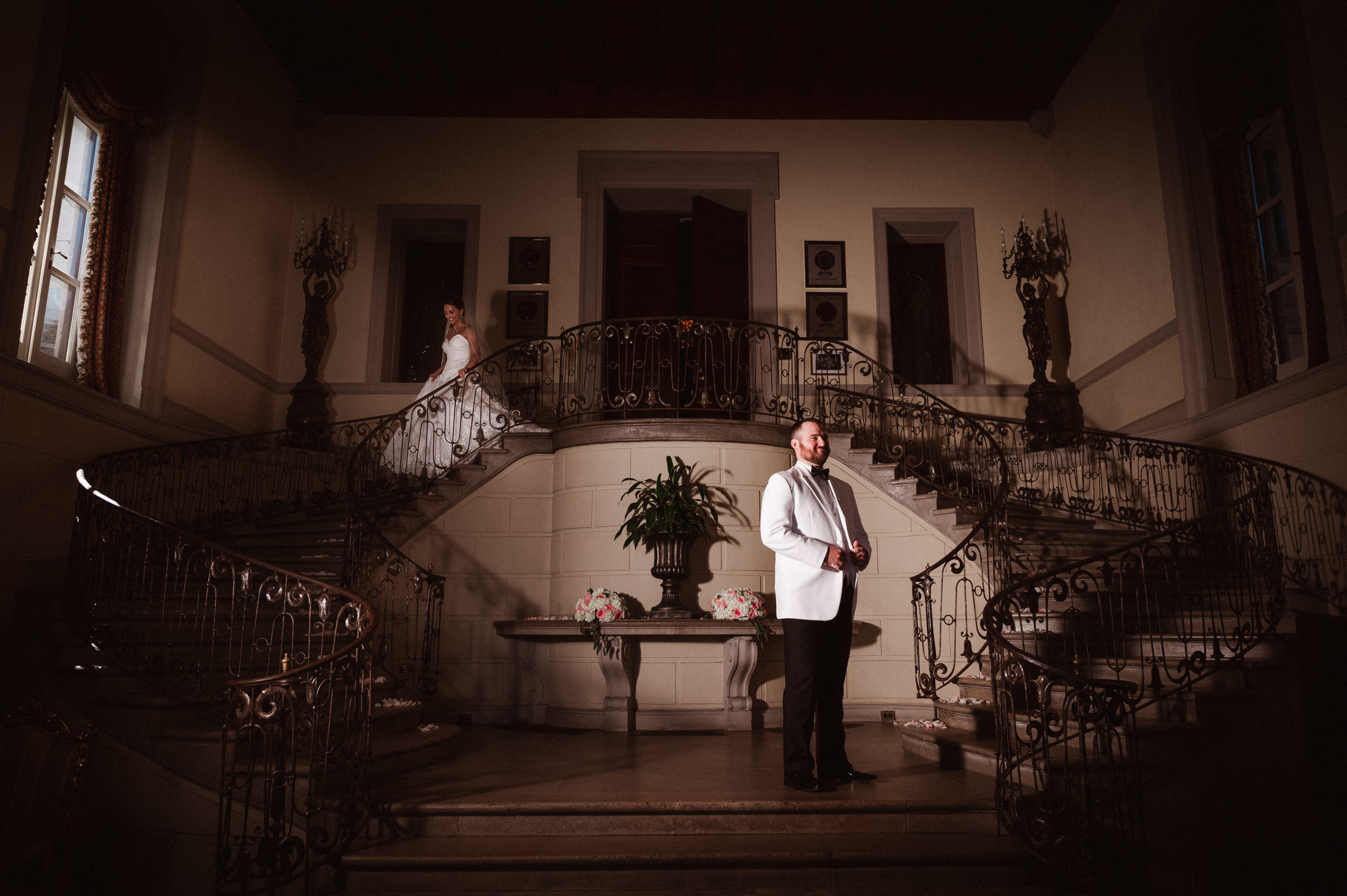 first-look-at-wedding-oheka-castle-on-staircase-by-suess-moments-weddings
