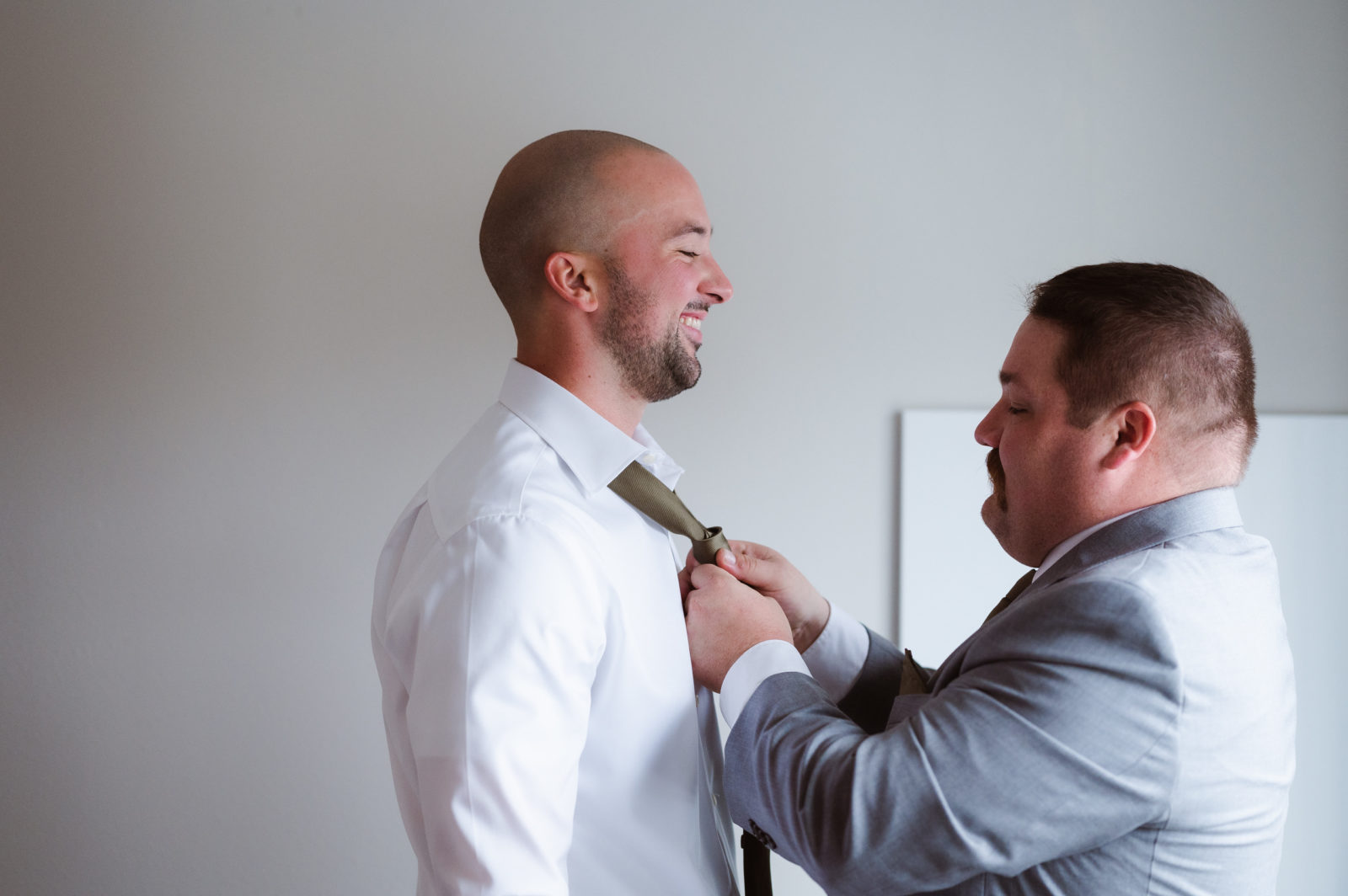 groom-photos-prep-a-hotel