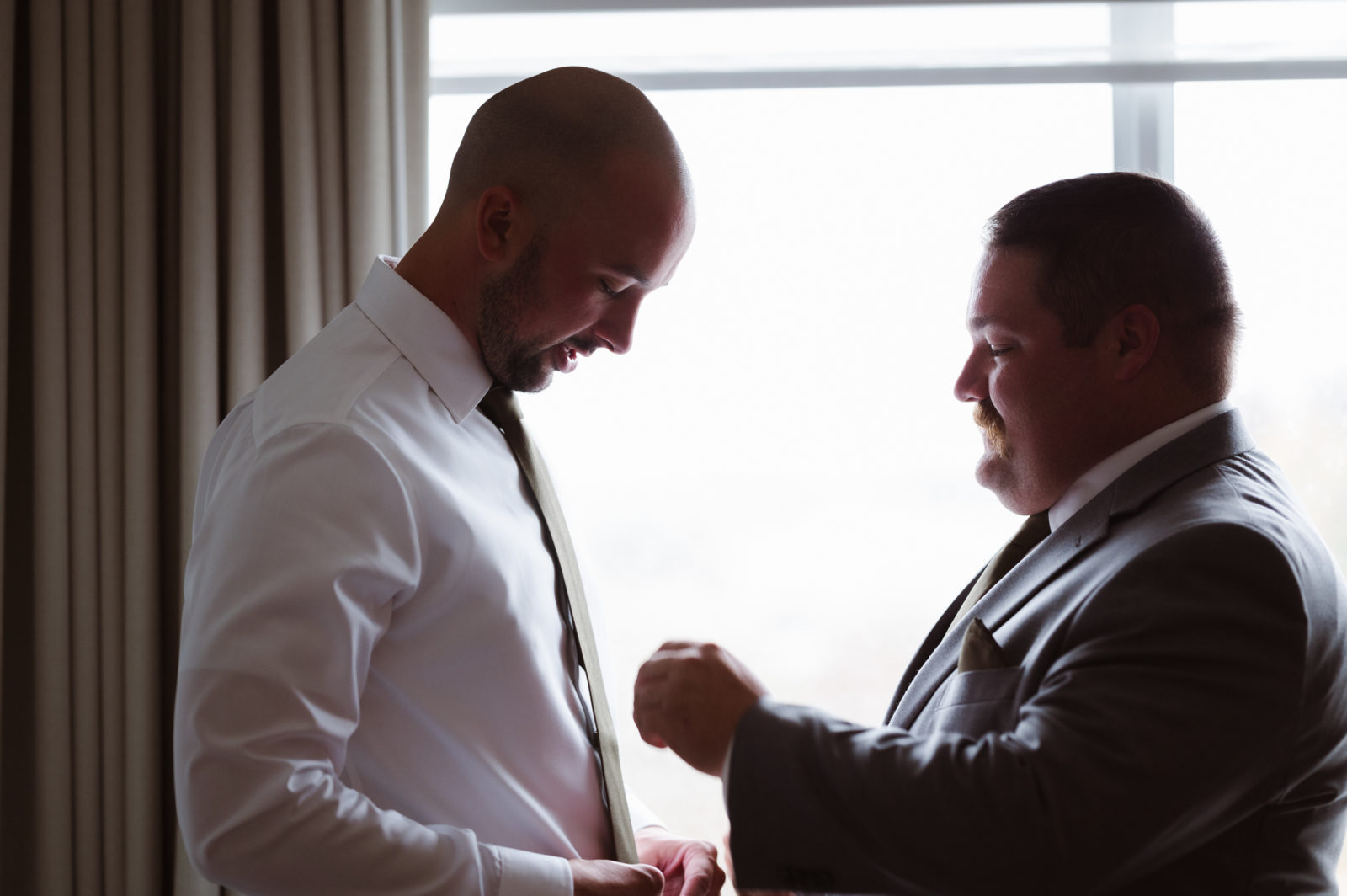 groom-photos-prep-a-hotel