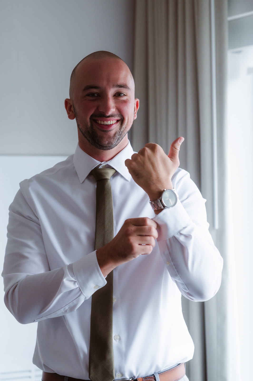 groom-photos-prep-a-hotel