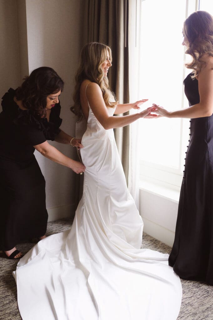 getting-in-the-wedding-dress-suess-moments-photographer