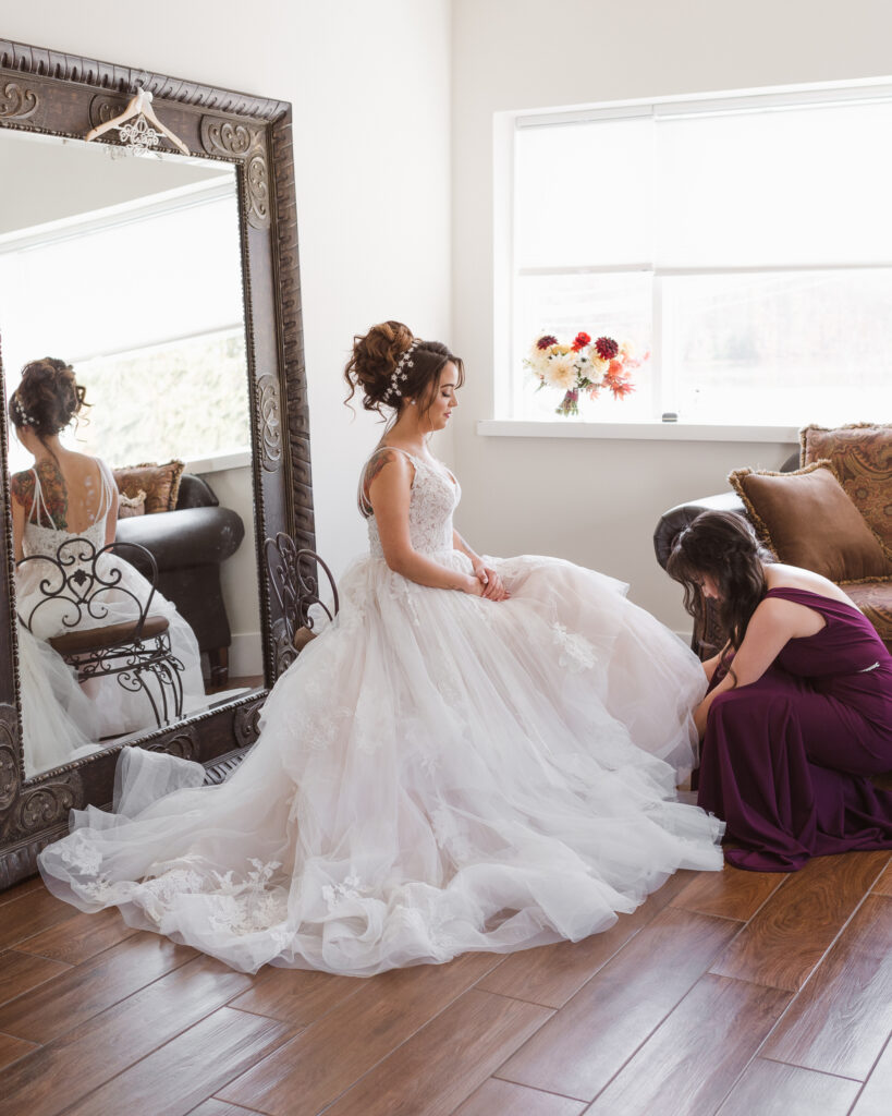 mom-helping-bride-put-on-shoes