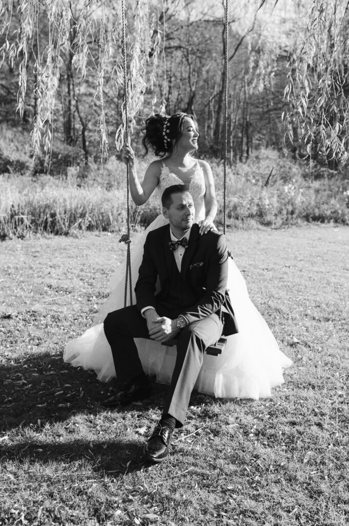 swing-at-perona-farms-for-wedding-photos