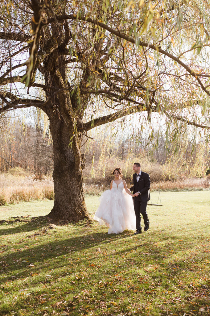 willow-tree-golden-hour-wedding-photo
