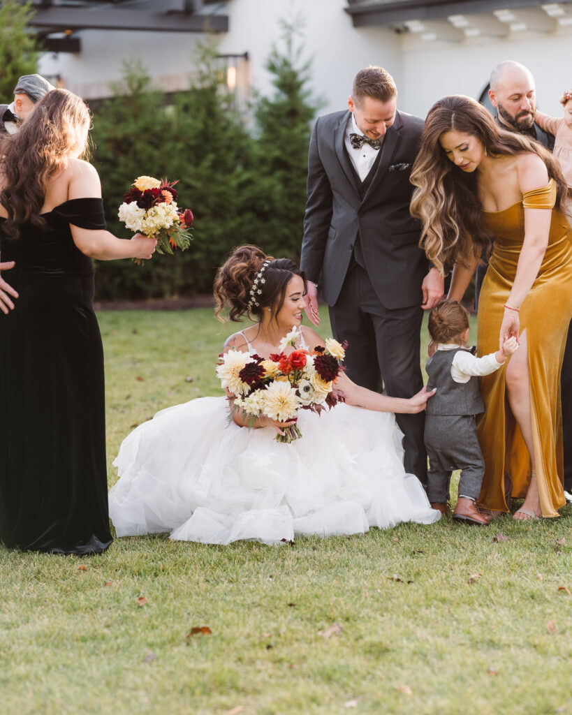 candid-wedding-photo-with-wedding-party