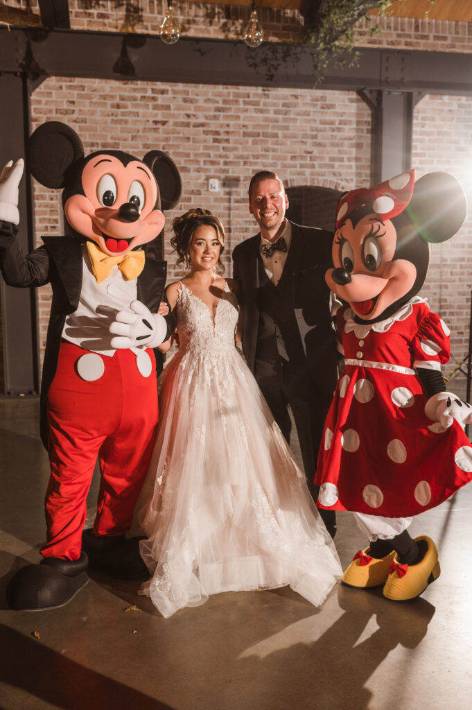 disney-minnie-and-mickey-at-wedding