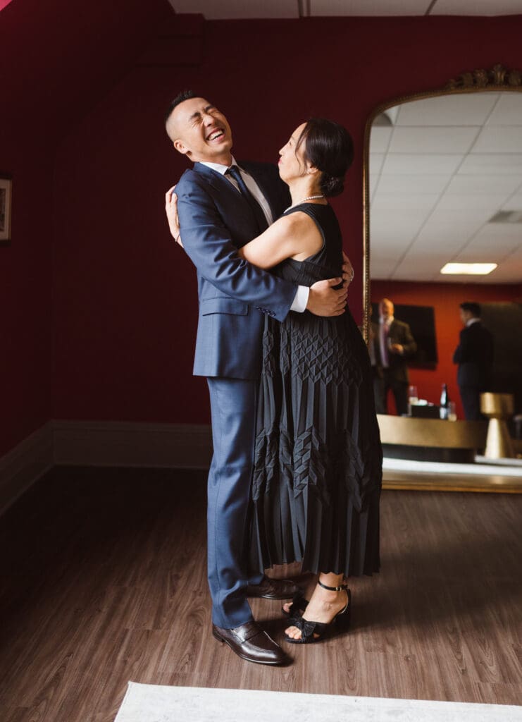 groom-prep-photos-at-chelsea-square-nyc-by-suess-moments-photography