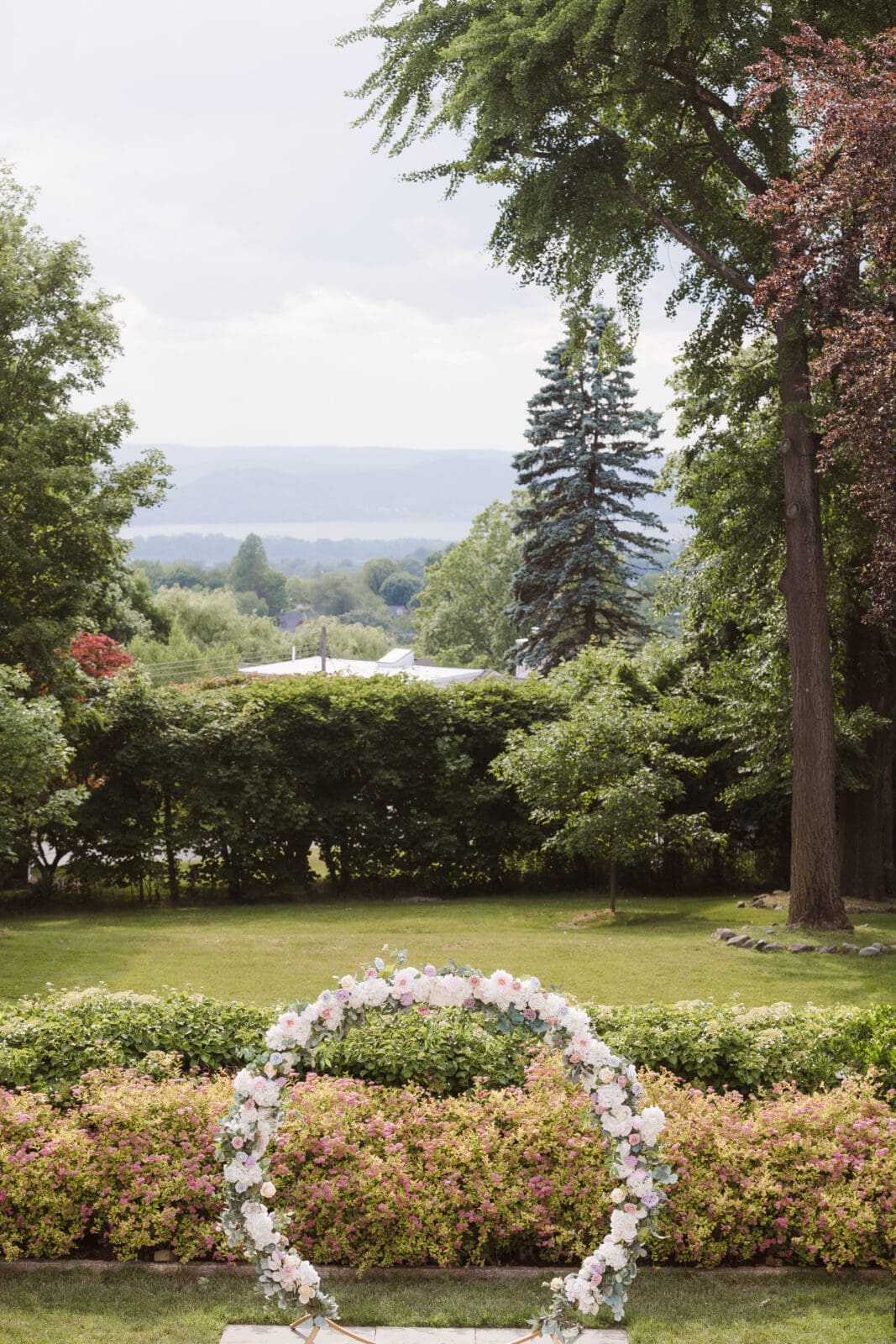 wedding-ceremony-outdoors-with-hudson-valley-mountain-views