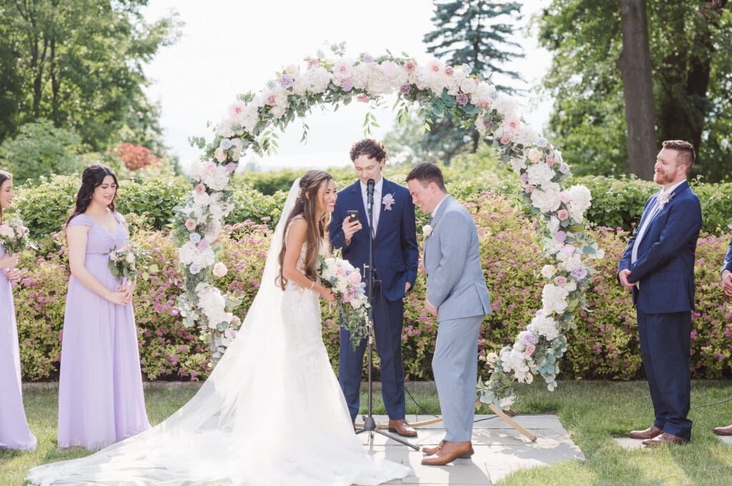 wedding-ceremony-outdoors-at-the-briarcliff-manor-ny