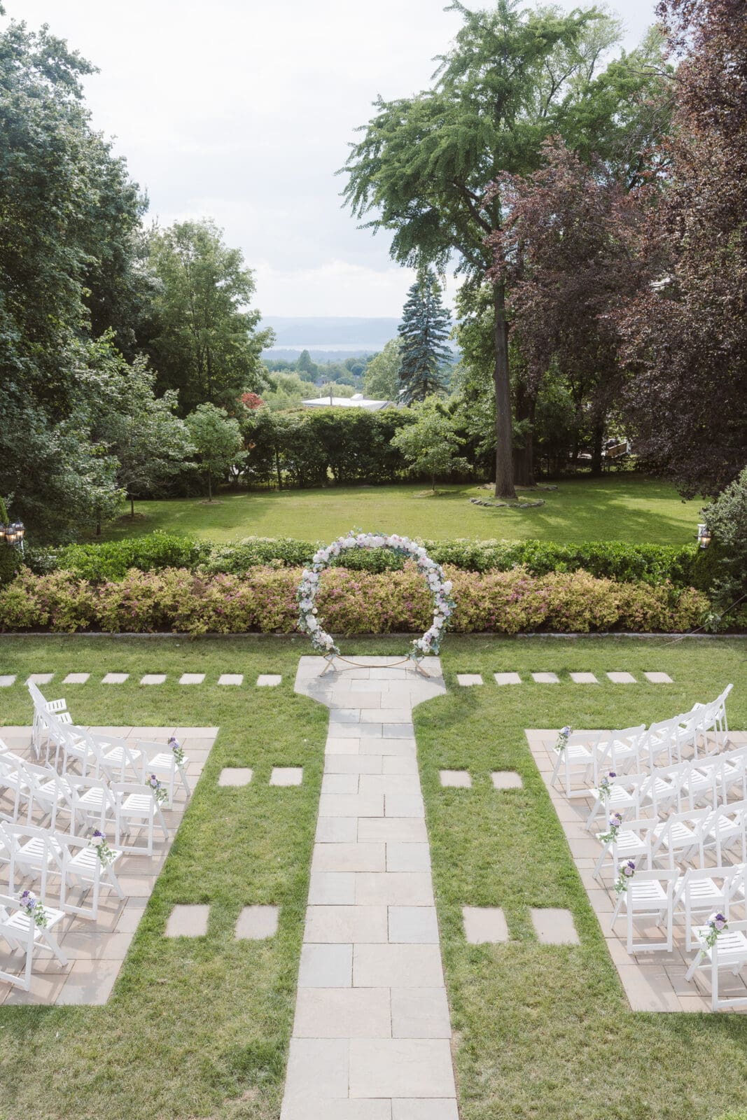 wedding-ceremony-outdoors-at-the-briarcliff-manor-ny