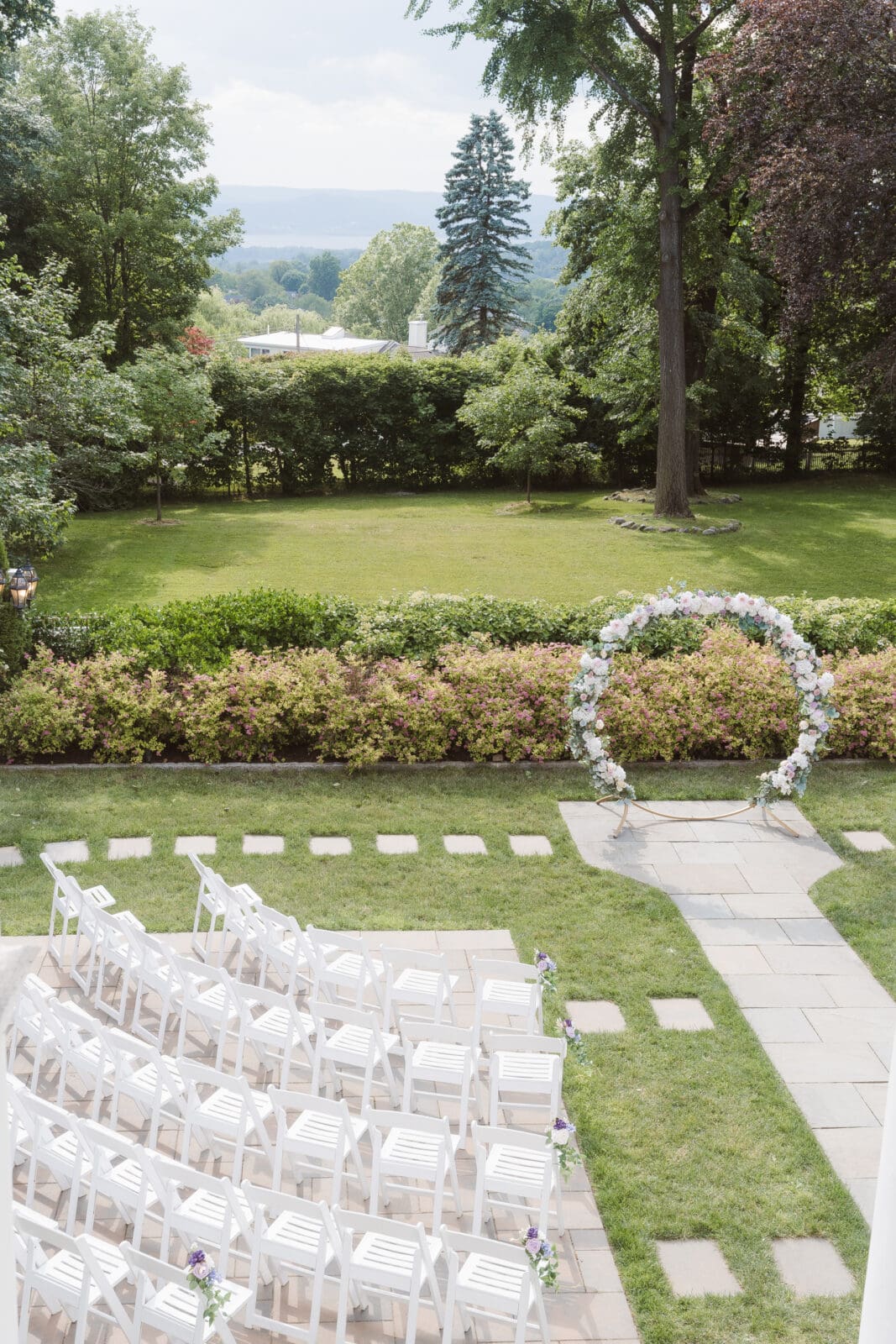 wedding-ceremony-outdoors-at-the-briarcliff-manor-ny