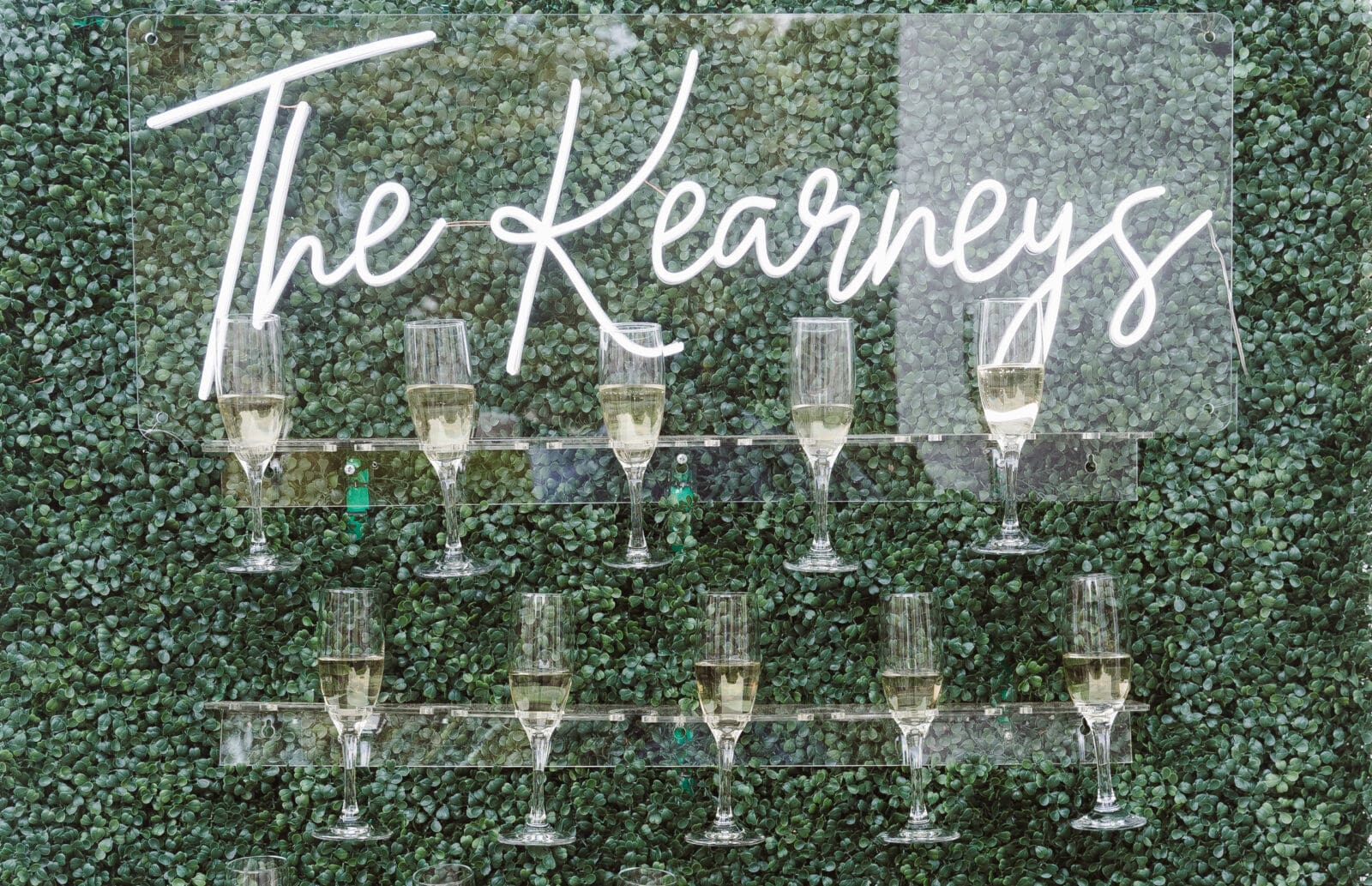 neon-sign-champagne-welcome-the-briarcliff-manor-ny-wedding-venue-photo-by-suess-moments-photography