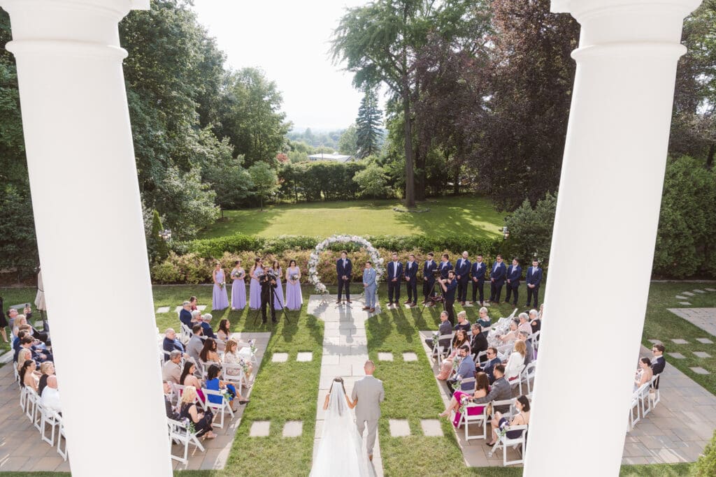 wedding-ceremony-outdoors-at-the-briarcliff-manor-ny