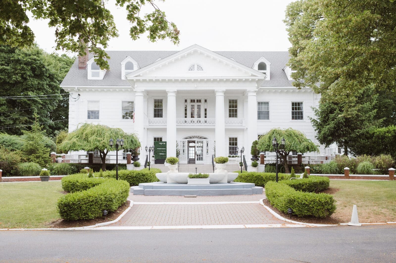 front-of-the-briarcliff-manor-ny-wedding-venue-photo-by-suess-moments-photography