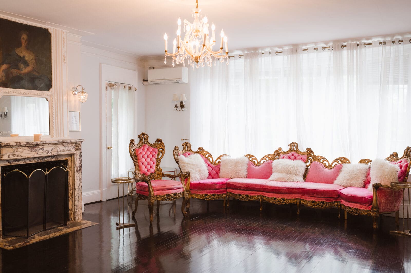 bridal-suite-pink-couch-the-briarcliff-manor-ny-wedding-venue-photo-by-suess-moments-photography