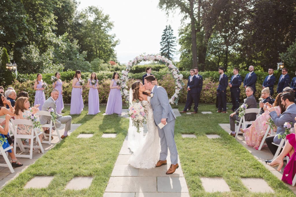 wedding-ceremony-outdoors-at-the-briarcliff-manor-ny