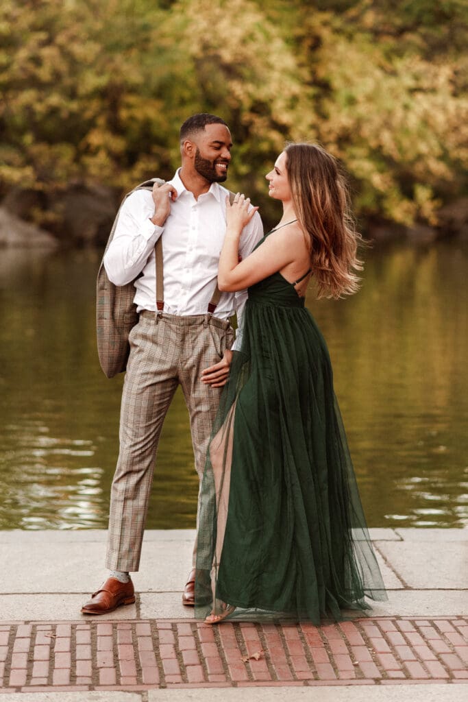 fall-engagement-photos-in-central-park-nyc-by-suess-moments